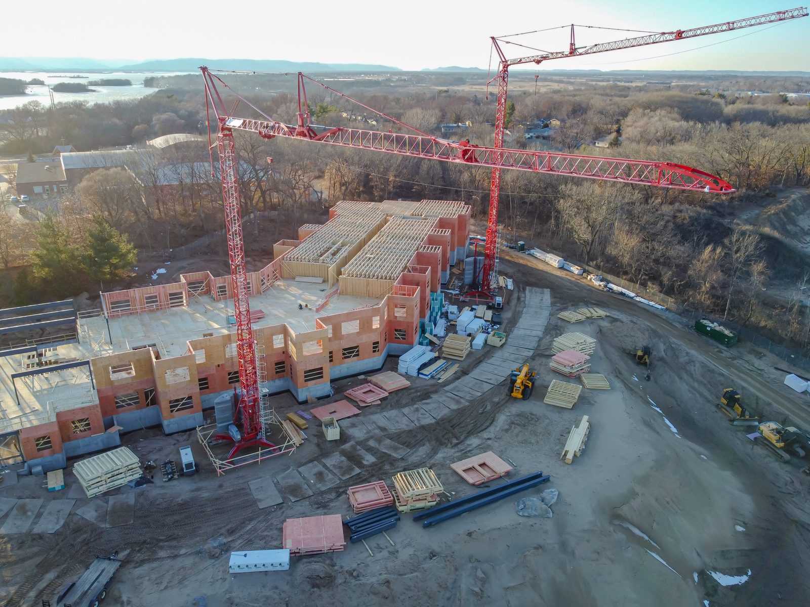 Baustelle mit Turmdrehkran aus der Luft