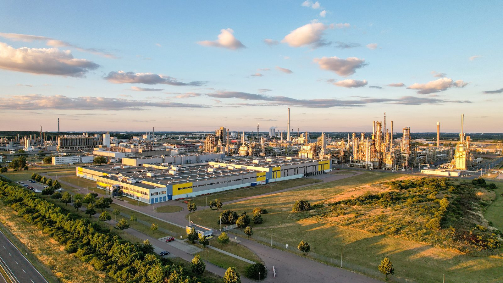 Chemiepark mit Anlagen und Kolonnen im Abendlicht