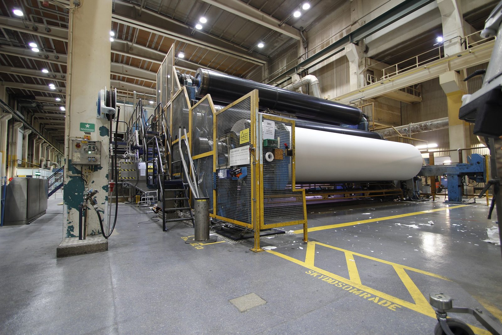 Paper machine with a large paper reel